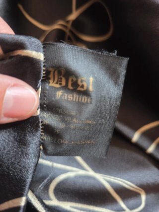 Capa de piel auténtica con detalles de pelo.