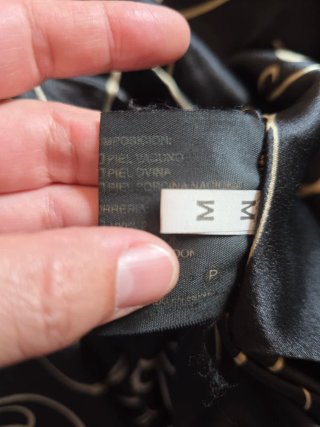 Capa de piel auténtica con detalles de pelo.