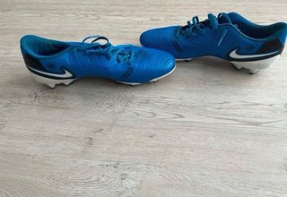 Botas de fútbol Nike azules y blancas