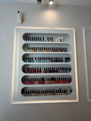 Dos estanterias para esmaltes de uñas
