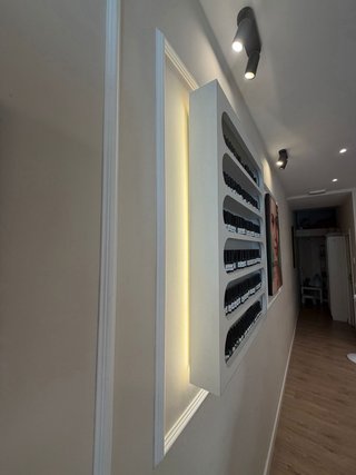 Dos estanterias para esmaltes de uñas