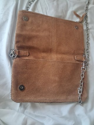 Bolso de ante marrón con cadena