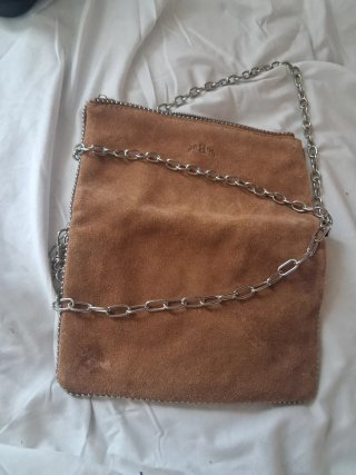 Bolso de ante marrón con cadena