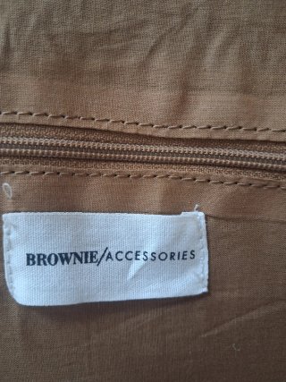 Bolso de ante marrón con cadena