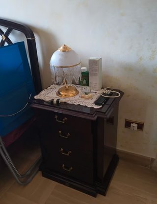 Comodino con specchio e cassettiera