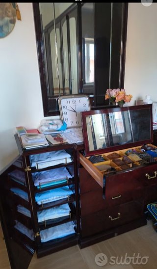 Comodino con specchio e cassettiera