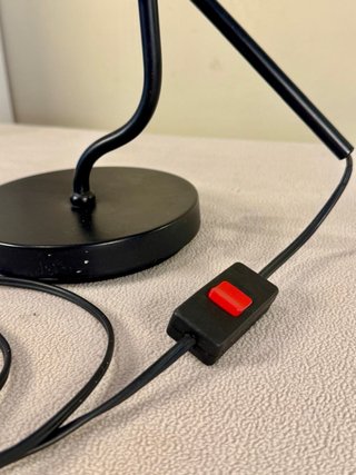 Lámpara de mesa metálica negra