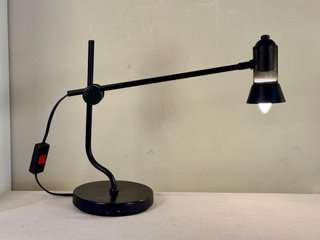 Lámpara de mesa metálica negra