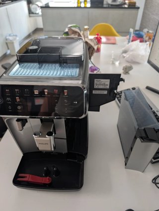 Cafetera Philips 5500 LatteGo Gris y Negra