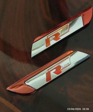 Set 2 Emblemi Metallici R-Line rossi