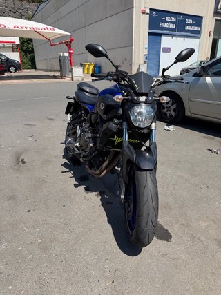 Yamaha MT-07 Naked Azul y Negra