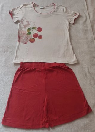 Pijama corto blanco y rojo con cerezas