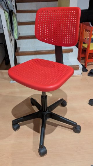 Silla de escritorio juvenil roja y negra