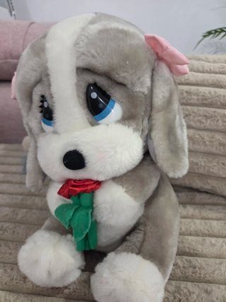 Peluche perro con rosa