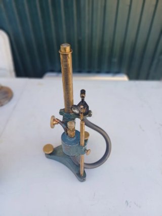 Microscopio antiguo de latón