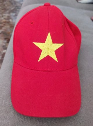Gorra Roja con Estrella amarilla