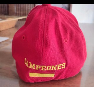 Gorra Roja con Estrella amarilla