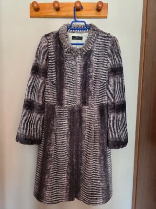 Abrigo pelo sintético, gris y blanco