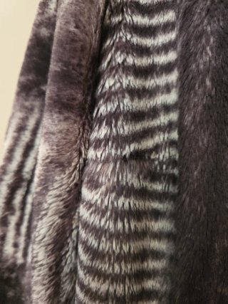 Abrigo pelo sintético, gris y blanco