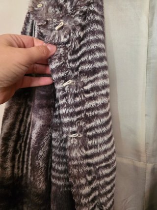 Abrigo pelo sintético, gris y blanco