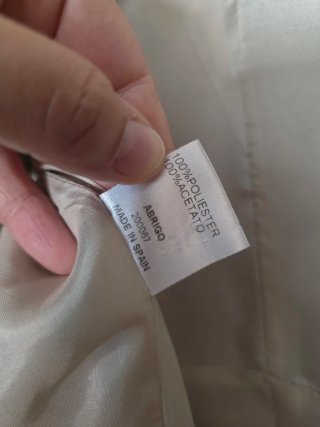 Abrigo pelo sintético, gris y blanco