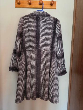 Abrigo pelo sintético, gris y blanco