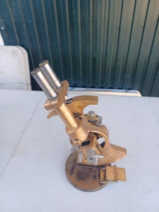 Microscopio antiguo de latón