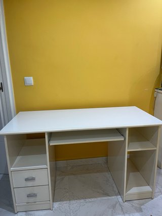 Escritorio blanco con cajones y bandeja extraible