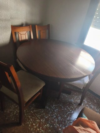 Comedor de madera con mesa redonda extensible