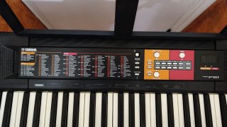 Teclado Yamaha PSR F51 con soporte.