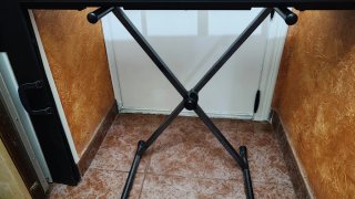 Teclado Yamaha PSR F51 con soporte.