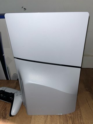 PlayStation 5 con mando y 3 juegos