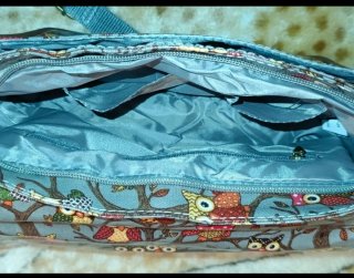 Bolso bandolera gris con estampado de búhos