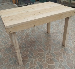 Mesa de madera reciclada 110x75x75