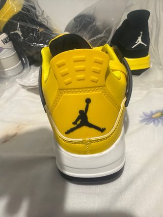 Zapatillas Jordan Amarillas y Blancas
