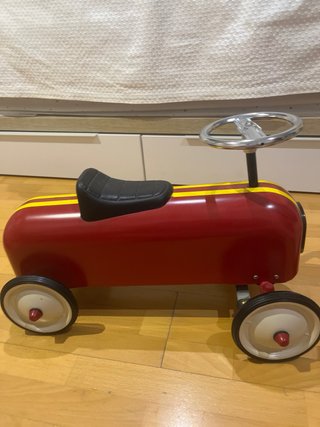 Coche de pedales rojo y amarillo