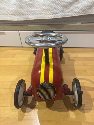Coche de pedales rojo y amarillo