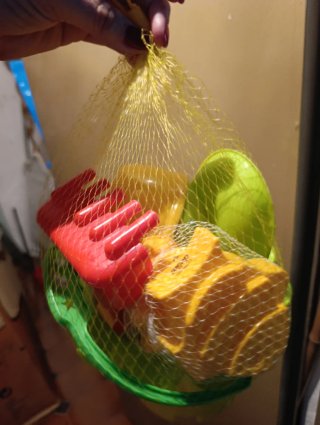 Juguetes de playa con cesta