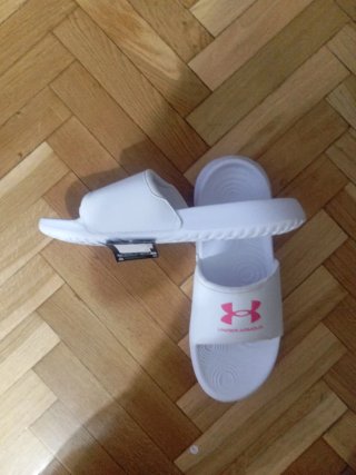 Chanclas Under Armour Blancas y Rosas