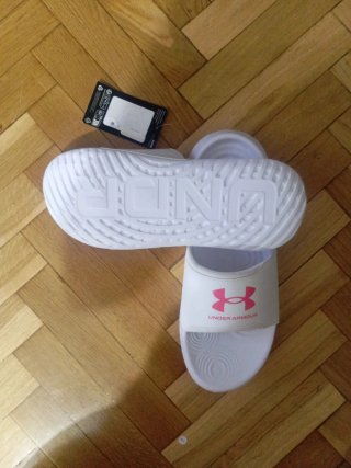 Chanclas Under Armour Blancas y Rosas