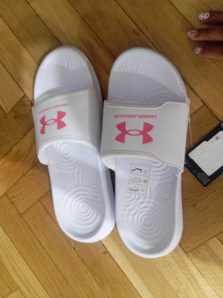 Chanclas Under Armour Blancas y Rosas