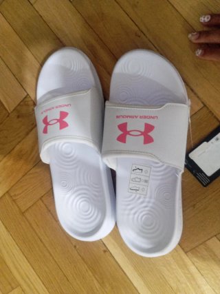 Chanclas Under Armour Blancas y Rosas