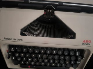 Máquina de escribir AEG Olympia Regina de Luxe