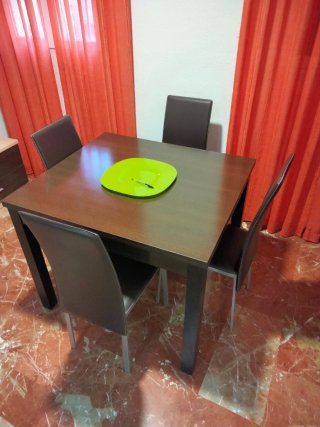 Mesa de comedor de madera con sillas de cuero
