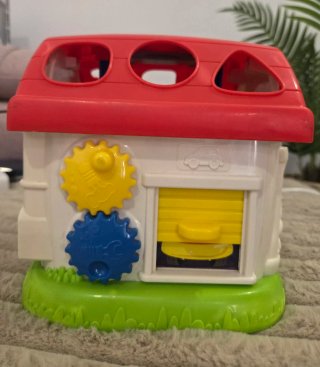 Casita de juguete con llaves y formas