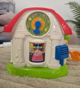 Casita de juguete con llaves y formas