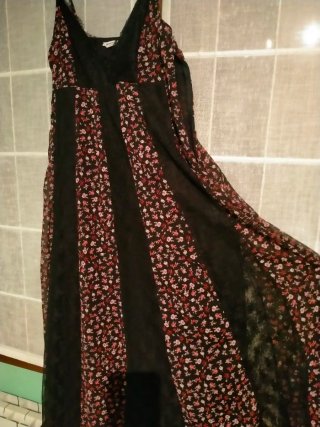 Vestido largo floral con tirantes