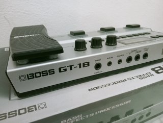 BOSS GT-1B Pedalera Bajo Multiefectos