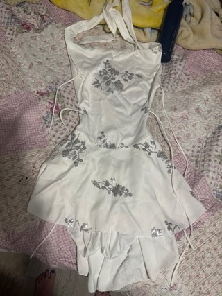 Vestido blanco con lentejuelas plateadas