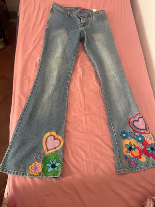 Pantalón campana vaquero bordado